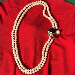 Chic Vintage Faux Pearl Necklace with Red and Black Details